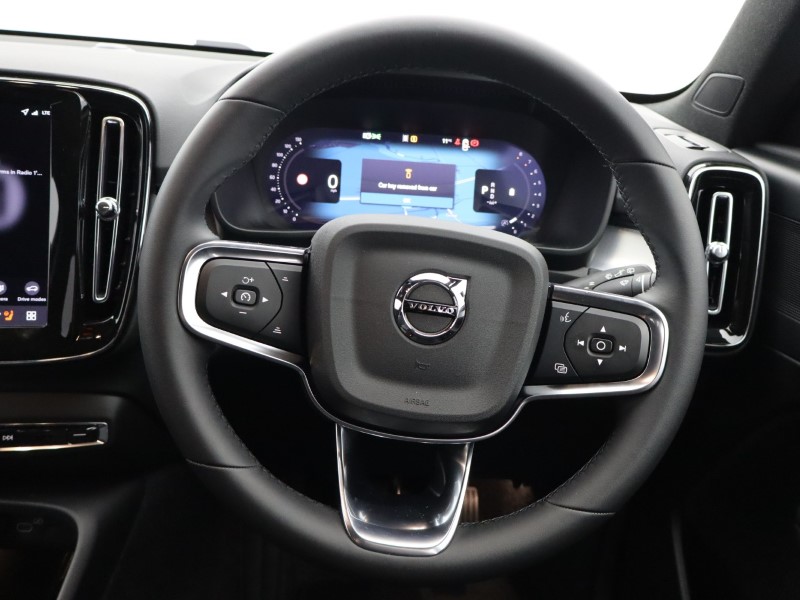 2025 (75) VOLVO XC40 2.0 B3P Plus Black Edition 5dr Auto *VAT QUALIFYING* 4665084