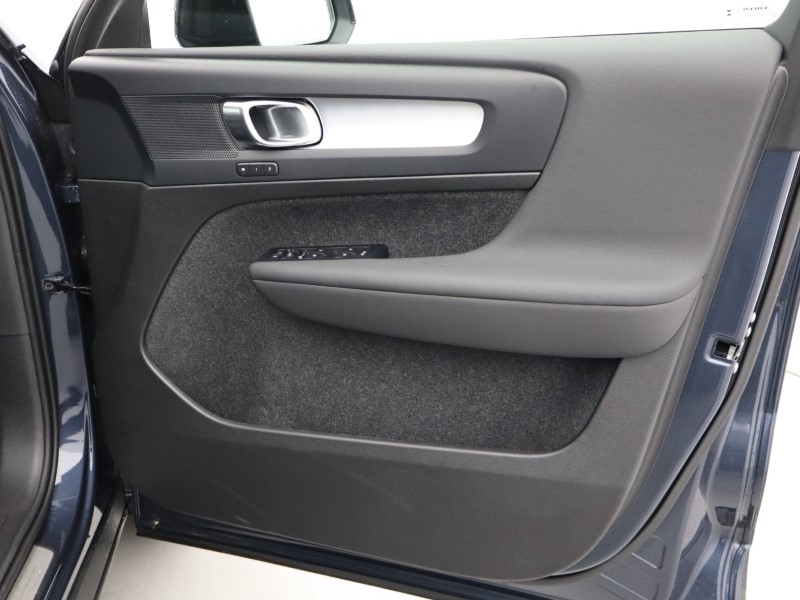 2025 (75) VOLVO XC40 2.0 B3P Plus Black Edition 5dr Auto *VAT QUALIFYING* 4665065