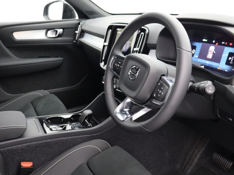 2025 (75) VOLVO XC40 2.0 B3P Plus Black Edition 5dr Auto *VAT QUALIFYING* 4665074