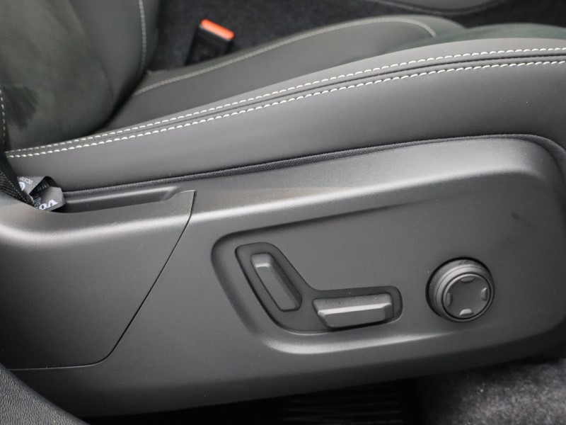 2025 (75) VOLVO XC40 2.0 B3P Plus Black Edition 5dr Auto *VAT QUALIFYING* 4665071