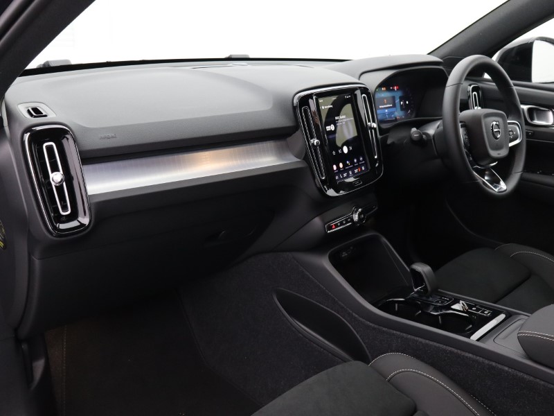 2025 (75) VOLVO XC40 2.0 B3P Plus Black Edition 5dr Auto *VAT QUALIFYING* 4665076
