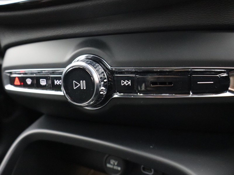 2025 (75) VOLVO XC40 2.0 B3P Plus Black Edition 5dr Auto *VAT QUALIFYING* 4665093