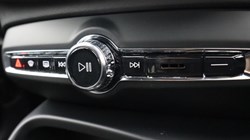 2025 (75) VOLVO XC40 2.0 B3P Plus Black Edition 5dr Auto *VAT QUALIFYING* 4665093