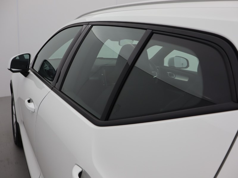 2025 (25) VOLVO XC40 2.0 B3P Core 5dr Auto *VAT QUALIFYING* 4535851