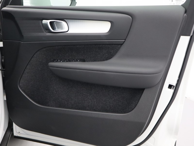 2025 (25) VOLVO XC40 2.0 B3P Core 5dr Auto *VAT QUALIFYING* 4535810