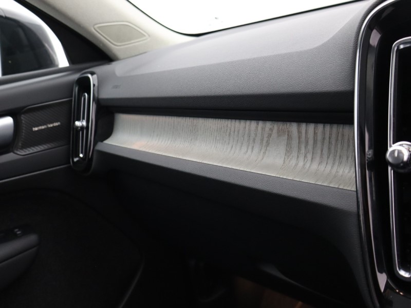 2025 (74) VOLVO XC40 2.0 B4P Ultra Dark 5dr Auto 4578162