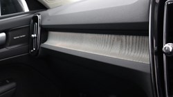 2025 (74) VOLVO XC40 2.0 B4P Ultra Dark 5dr Auto 4578162