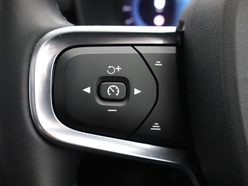 2025 (74) VOLVO XC40 2.0 B4P Ultra Dark 5dr Auto 4578150