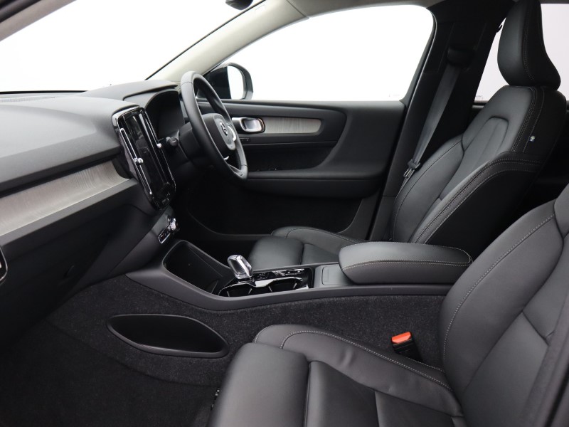 2025 (74) VOLVO XC40 2.0 B4P Ultra Dark 5dr Auto 4578126