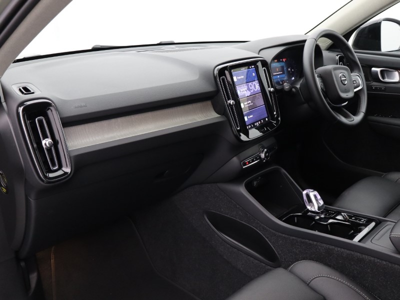 2025 (74) VOLVO XC40 2.0 B4P Ultra Dark 5dr Auto 4578141