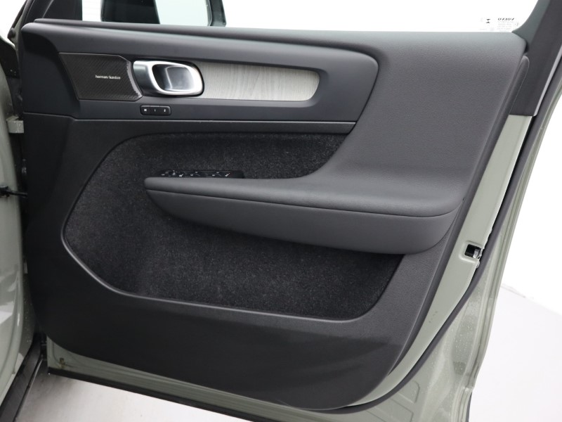 2025 (74) VOLVO XC40 2.0 B4P Ultra Dark 5dr Auto 4578130