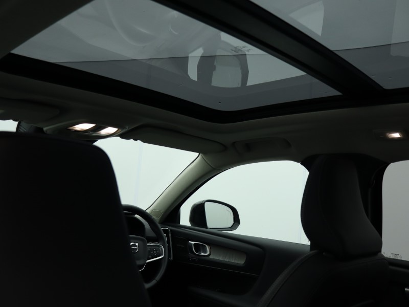 2025 (74) VOLVO XC40 2.0 B4P Ultra Dark 5dr Auto 4578144