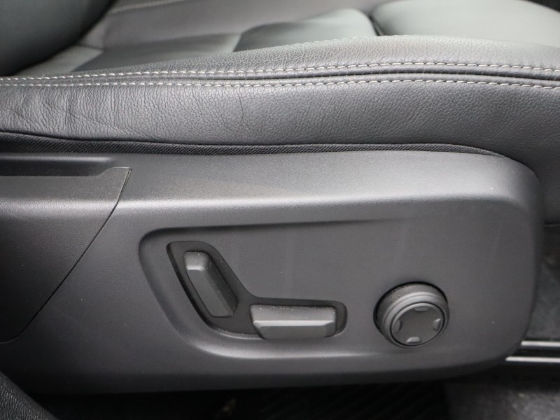 2025 (74) VOLVO XC40 2.0 B4P Ultra Dark 5dr Auto 4578136