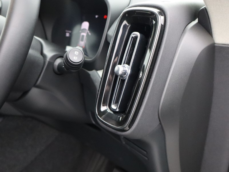 2025 (74) VOLVO XC40 2.0 B4P Ultra Dark 5dr Auto 4578135