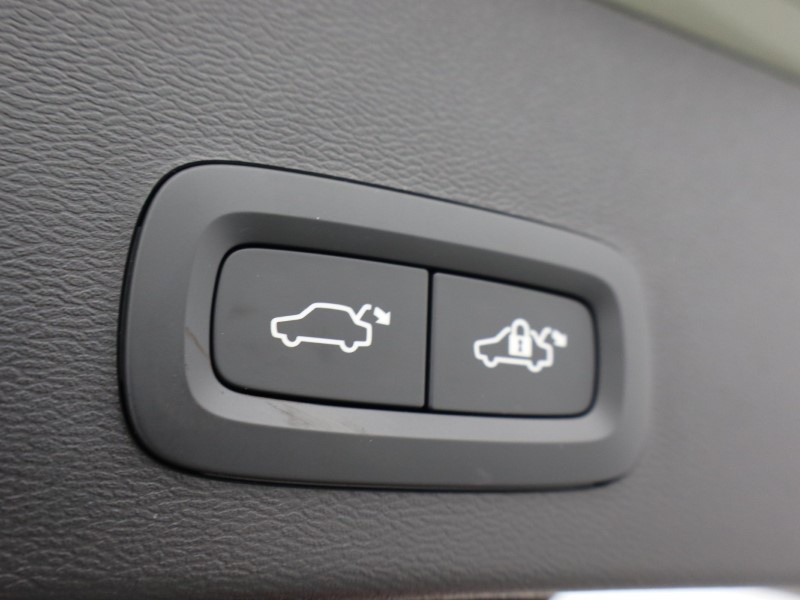 2025 (74) VOLVO XC40 2.0 B4P Ultra Dark 5dr Auto 4578174