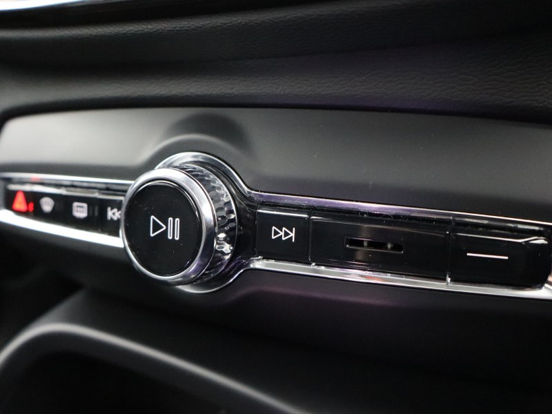 2025 (74) VOLVO XC40 2.0 B4P Ultra Dark 5dr Auto 4578158