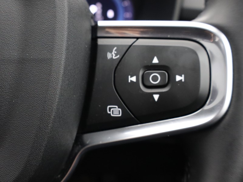 2025 (74) VOLVO XC40 2.0 B4P Ultra Dark 5dr Auto 4578151