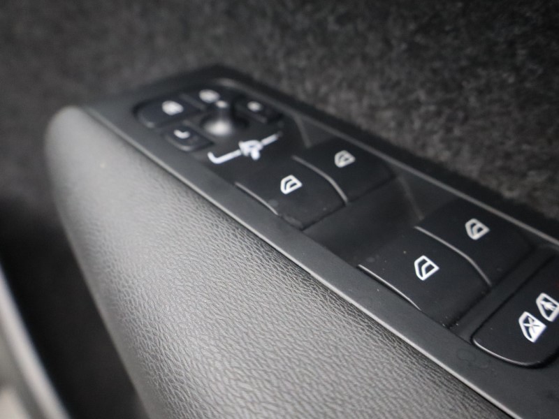 2025 (74) VOLVO XC40 2.0 B4P Ultra Dark 5dr Auto 4578132