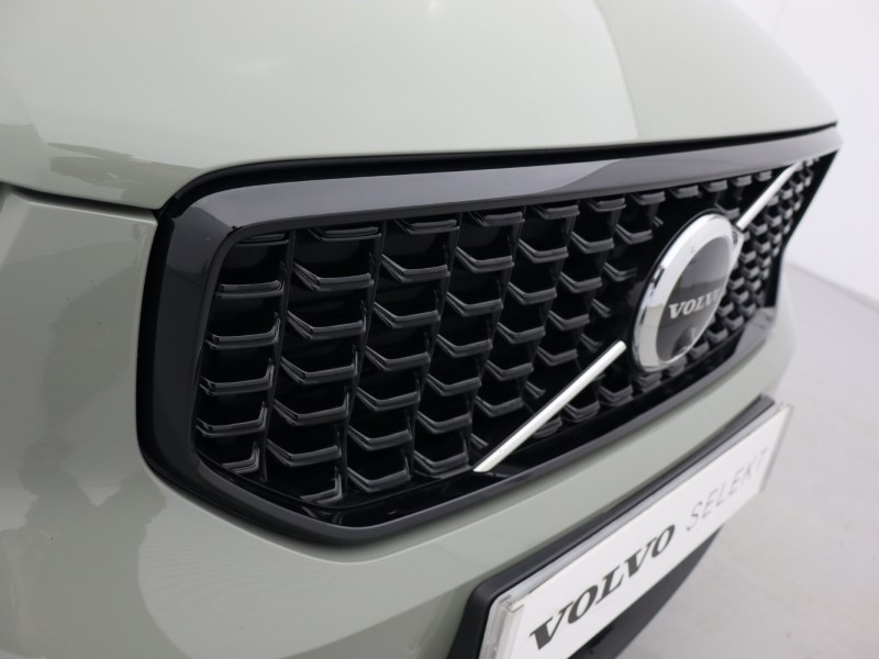 2025 (74) VOLVO XC40 2.0 B4P Ultra Dark 5dr Auto 4578165