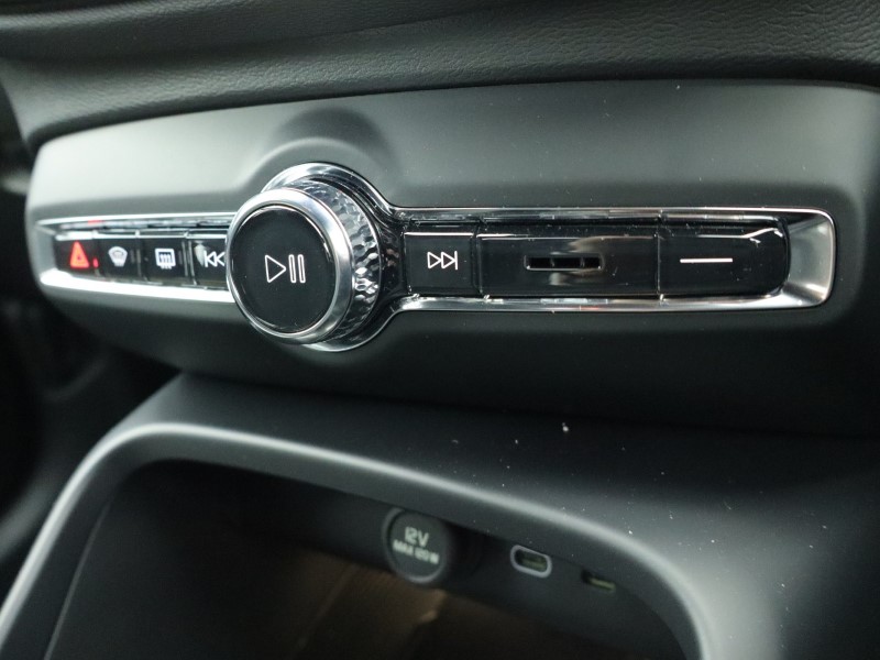 2025 (75) VOLVO XC40 2.0 B3P Plus Dark 5dr Auto*VAT QUALIFYING* 4666430