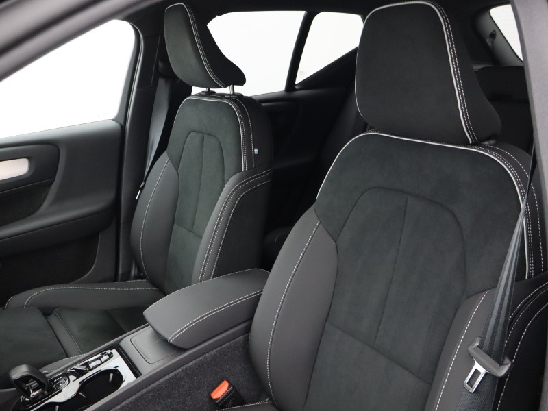 2025 (75) VOLVO XC40 2.0 B3P Plus Dark 5dr Auto*VAT QUALIFYING* 4666410