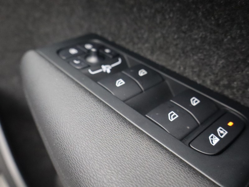 2025 (75) VOLVO XC40 2.0 B3P Plus Dark 5dr Auto*VAT QUALIFYING* 4666402