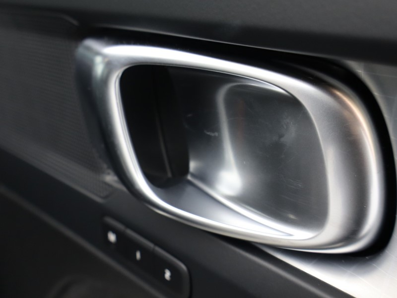 2025 (75) VOLVO XC40 2.0 B3P Plus Dark 5dr Auto*VAT QUALIFYING* 4666403