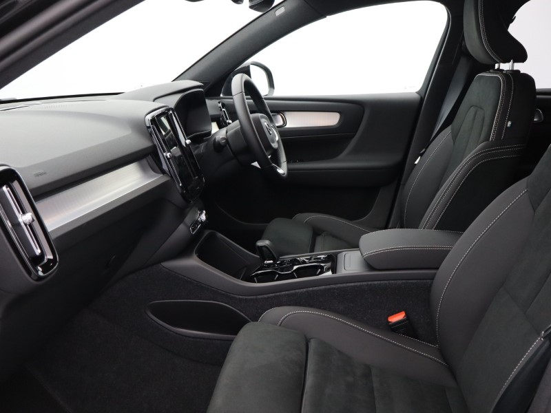 2025 (75) VOLVO XC40 2.0 B3P Plus Dark 5dr Auto*VAT QUALIFYING* 4666396