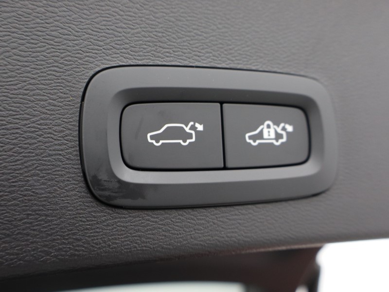 2025 (75) VOLVO XC40 2.0 B3P Plus Dark 5dr Auto*VAT QUALIFYING* 4666446