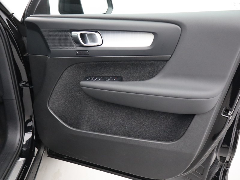 2025 (75) VOLVO XC40 2.0 B3P Plus Dark 5dr Auto*VAT QUALIFYING* 4666400