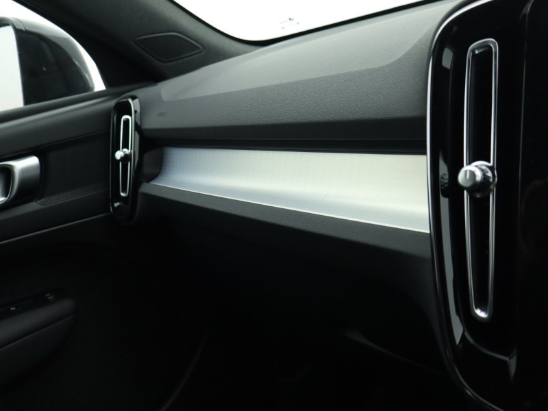 2025 (75) VOLVO XC40 2.0 B3P Plus Dark 5dr Auto*VAT QUALIFYING* 4666434