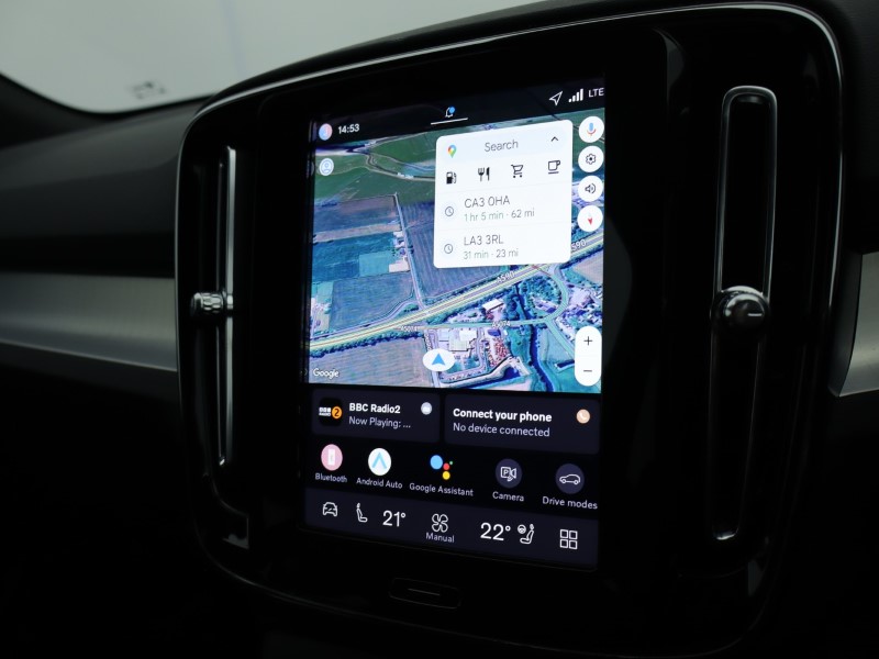 2025 (75) VOLVO XC40 2.0 B3P Plus Dark 5dr Auto*VAT QUALIFYING* 4666423