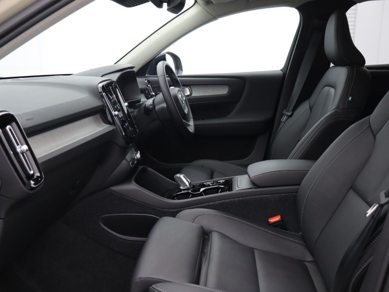 2025 (75) VOLVO XC40 2.0 B3P Ultra Dark 5dr Auto 4794385