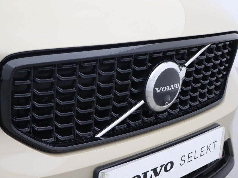 2025 (75) VOLVO XC40 2.0 B3P Ultra Dark 5dr Auto 4794379