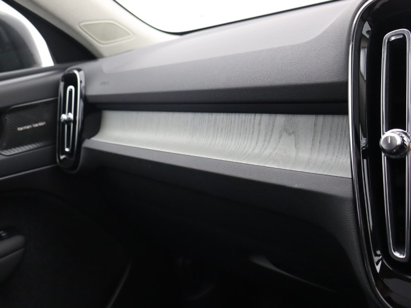 2025 (75) VOLVO XC40 2.0 B3P Ultra Dark 5dr Auto 4794424