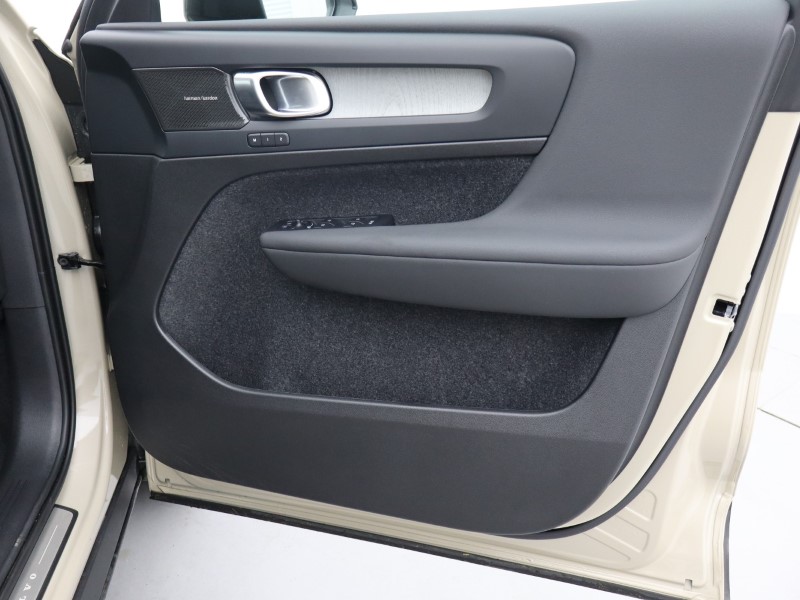 2025 (75) VOLVO XC40 2.0 B3P Ultra Dark 5dr Auto 4794387