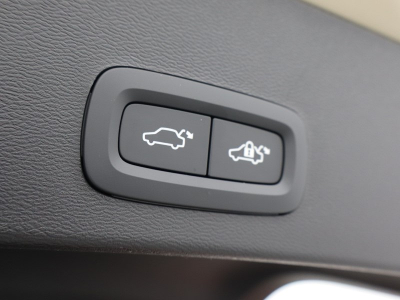 2025 (75) VOLVO XC40 2.0 B3P Ultra Dark 5dr Auto 4794363