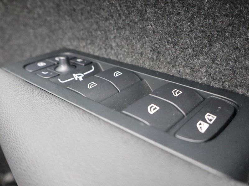 2025 (75) VOLVO XC40 2.0 B3P Plus Black Edition 5dr Auto 5282634