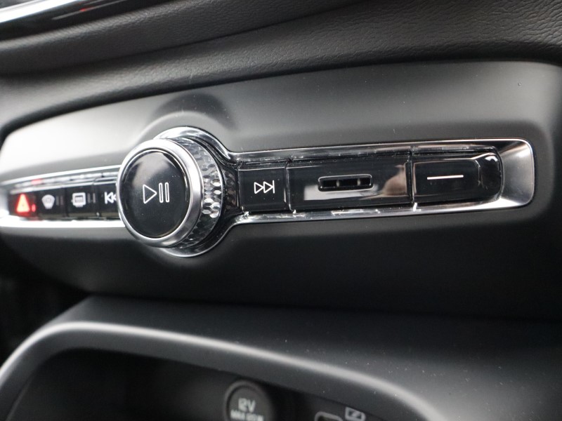 2025 (75) VOLVO XC40 2.0 B3P Plus Black Edition 5dr Auto 5282661