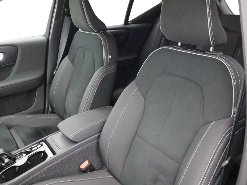 2025 (75) VOLVO XC40 2.0 B3P Plus Black Edition 5dr Auto 5282641