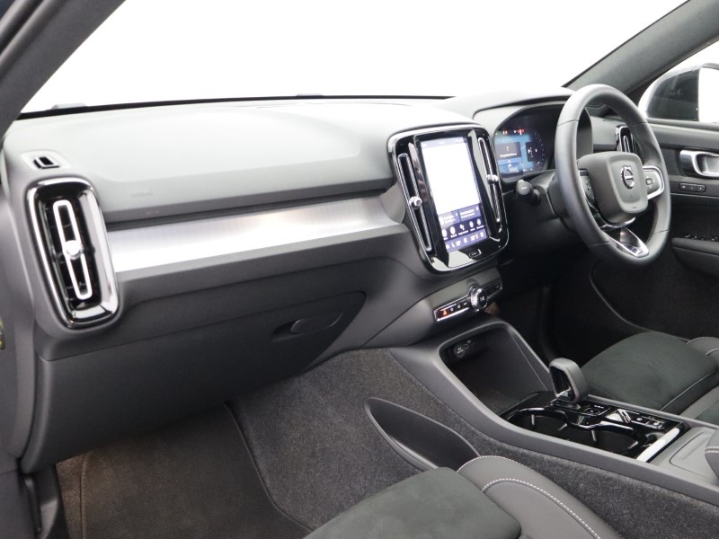 2025 (75) VOLVO XC40 2.0 B3P Plus Black Edition 5dr Auto 5282642