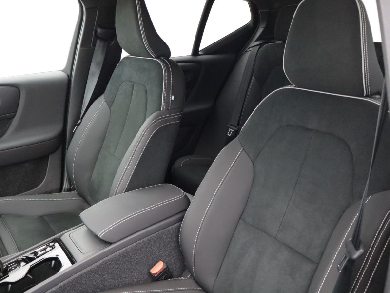 2025 (75) VOLVO XC40 2.0 B3P Plus Black Edition 5dr Auto 5279129