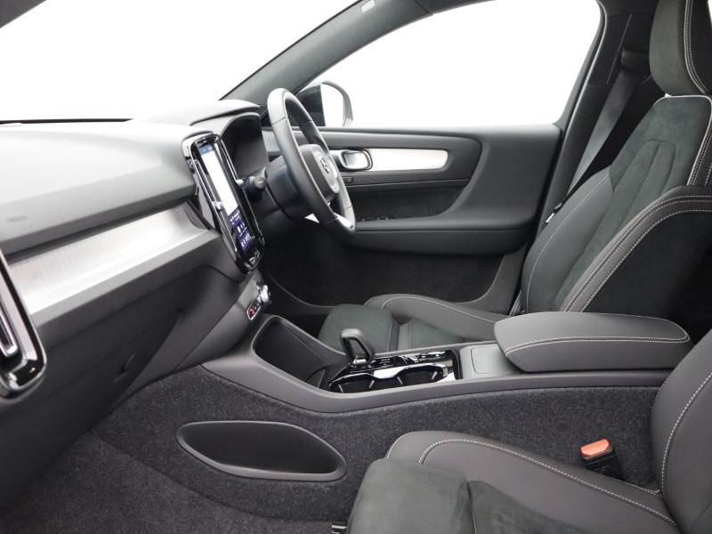 2025 (75) VOLVO XC40 2.0 B3P Plus Black Edition 5dr Auto 5279128