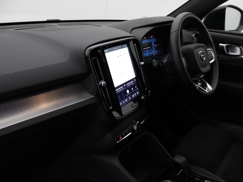 2025 (75) VOLVO XC40 2.0 B3P Plus Black Edition 5dr Auto 5279131