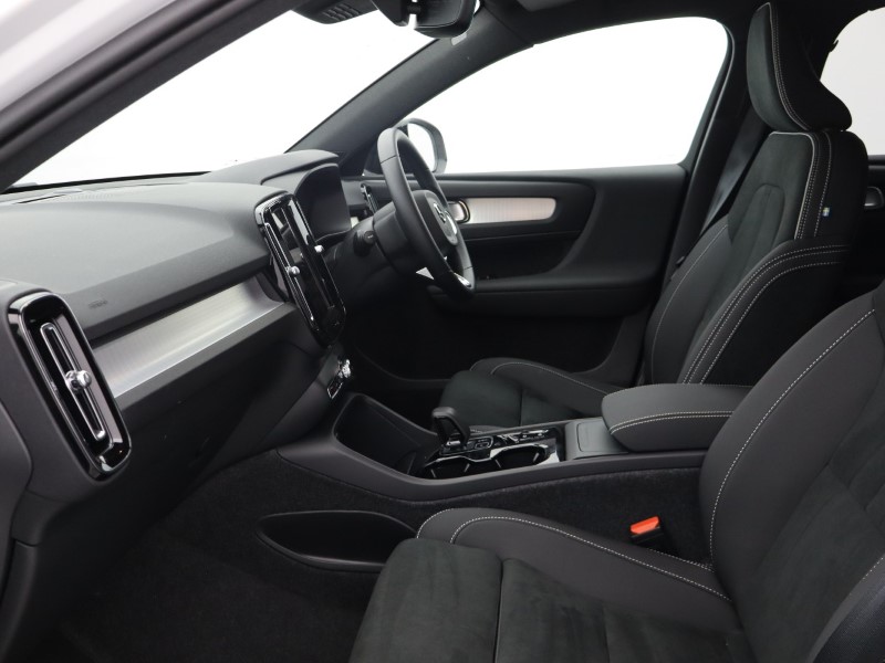 2025 (75) VOLVO XC40 2.0 B3P Plus Dark 5dr Auto*VAT QUALIFYING* 4670005