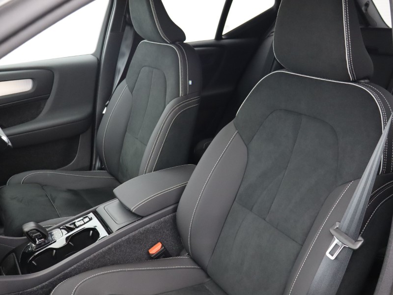 2025 (75) VOLVO XC40 2.0 B3P Plus Dark 5dr Auto*VAT QUALIFYING* 4670018