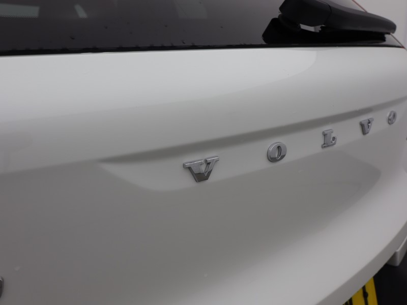 2025 (75) VOLVO XC40 2.0 B3P Plus Dark 5dr Auto*VAT QUALIFYING* 4670046