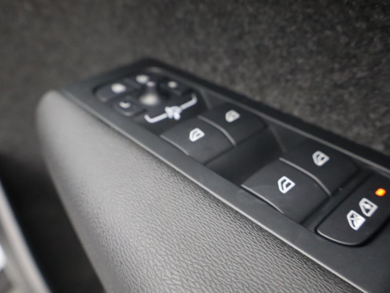 2025 (75) VOLVO XC40 2.0 B3P Plus Dark 5dr Auto*VAT QUALIFYING* 4670010