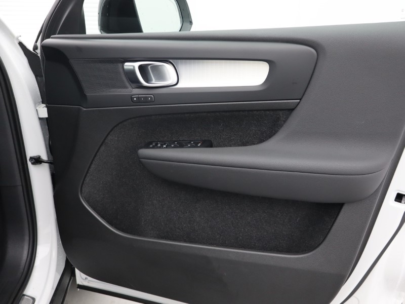 2025 (75) VOLVO XC40 2.0 B3P Plus Dark 5dr Auto*VAT QUALIFYING* 4670009