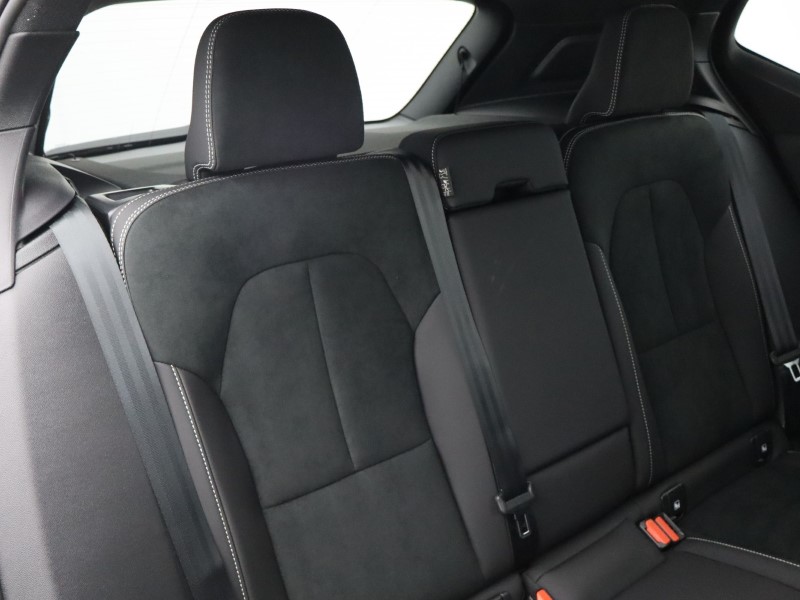 2025 (75) VOLVO XC40 2.0 B3P Plus Dark 5dr Auto*VAT QUALIFYING* 4670024